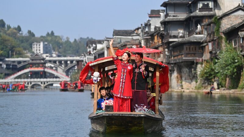 Desfile_del_Amor__100_Parejas_Se_Casan_en_las_Festivas_Calles_de_Hunan