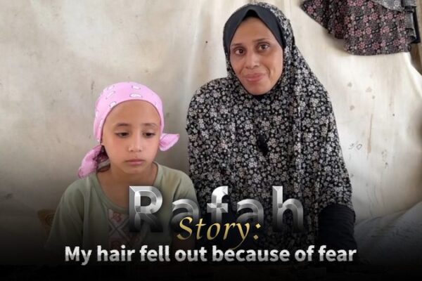Desgarrador: El cabello de una niña de Gaza se cae por miedo a los bombardeos Desgarrador__El_cabello_de_una_nin_a_de_Gaza_se_cae_por_miedo_a_los_bombardeos video poster