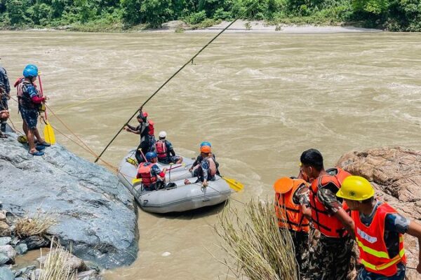 Deslizamiento_de_tierra_arrastra_dos_autobuses_a_un_ri_o_en_Nepal__Recuperados_siete_cuerpos