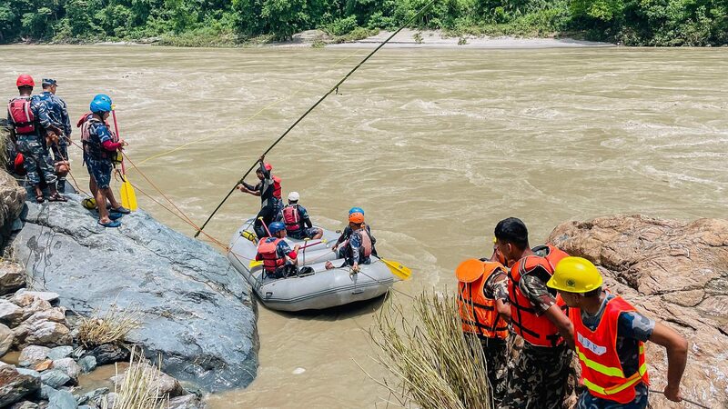 Deslizamiento_de_tierra_arrastra_dos_autobuses_a_un_ri_o_en_Nepal__Recuperados_siete_cuerpos