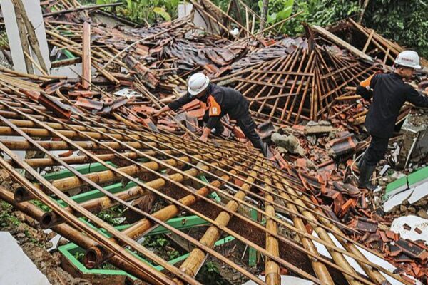 Deslizamientos de Tierra Devastadores Golpean la Isla de Java en Indonesia: 10 Muertos, 2 Desaparecidos Deslizamientos_de_Tierra_Devastadores_Golpean_la_Isla_de_Java_en_Indonesia__10_Muertos__2_Desaparecidos