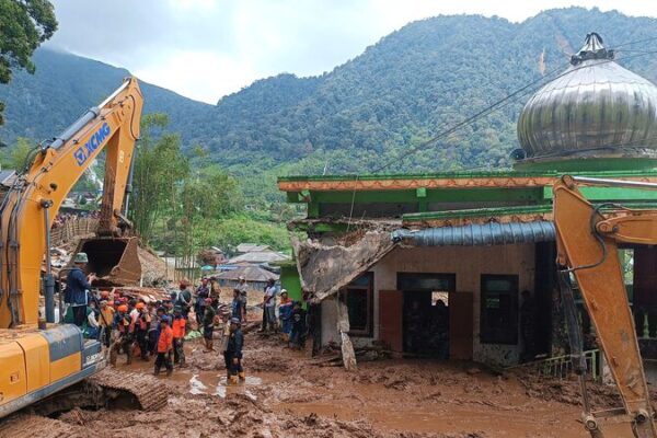 Deslizamientos trágicos en Sumatra cobran 16 vidas 🌧️🌪️ Deslizamientos_tra_gicos_en_Sumatra_cobran_16_vidas_____