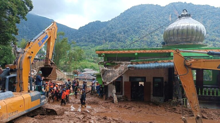 Deslizamientos trágicos en Sumatra cobran 16 vidas 🌧️🌪️ Deslizamientos_tra_gicos_en_Sumatra_cobran_16_vidas_____