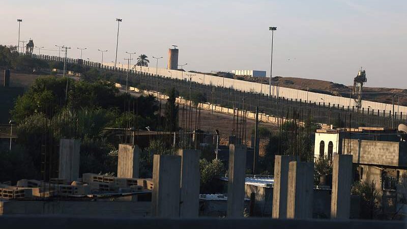 Di_a_16__La_ayuda_llega_a_Gaza_a_trave_s_del_cruce_de_Rafah_en_medio_del_conflicto video poster