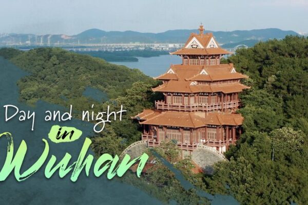 Di_a_y_Noche_en_Wuhan__Explorando_3_500_An_os_a_Trave_s_del_Lente_de_Wang_Kunzhe video poster