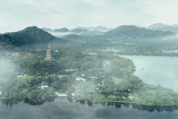 Discovering the Ten Sceneries of the West Lake through the Eyes of Chen Jialing Discovering_the_Ten_Sceneries_of_the_West_Lake_through_the_Eyes_of_Chen_Jialing video poster