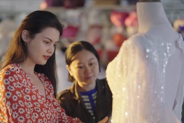 Diseñadora de Xinjiang transforma sueños de boda con un toque Uyghur ✨ Disen_adora_de_Xinjiang_transforma_suen_os_de_boda_con_un_toque_Uyghur__ video poster