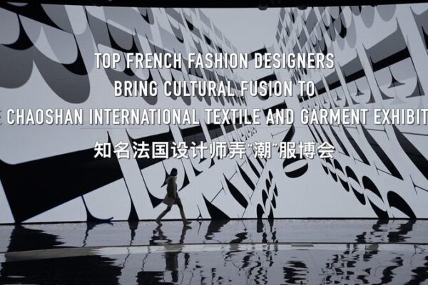 Diseñadores franceses Yassen y Livia encuentran inspiración en la Expo Textil de Chaoshan en China Disen_adores_franceses_Yassen_y_Livia_encuentran_inspiracio_n_en_la_Expo_Textil_de_Chaoshan_en_China video poster