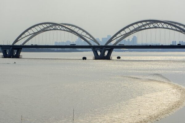 ¡Disfruta del espectáculo natural del río Qiantang en China! 🌊 _Disfruta_del_especta_culo_natural_del_ri_o_Qiantang_en_China___ video poster