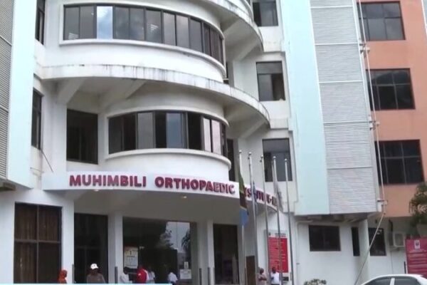 Doctores chinos honrados por el presidente de Zanzíbar por su trabajo salvavidas 🌟 Doctores_chinos_honrados_por_el_presidente_de_Zanzi_bar_por_su_trabajo_salvavidas__