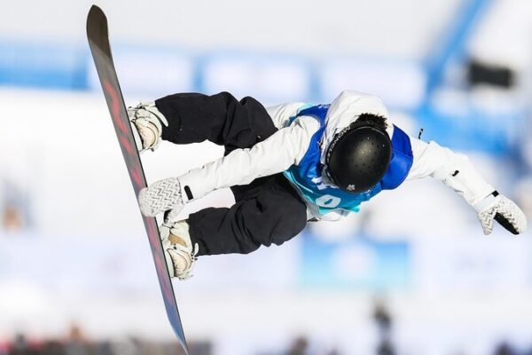 Dominando las Pistas: El Snowboarding Toma el Centro del Escenario en los Juegos Asiáticos de Invierno 🏂 Dominando_las_Pistas__El_Snowboarding_Toma_el_Centro_del_Escenario_en_los_Juegos_Asia_ticos_de_Invierno__