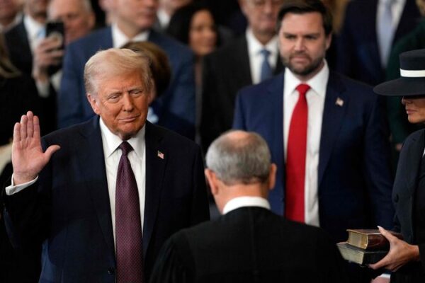 Donald Trump regresa: Juramentado como el 47.º presidente de EE. UU. 🎉🇺🇸 Donald_Trump_regresa__Juramentado_como_el_47_o_presidente_de_EE__UU_____