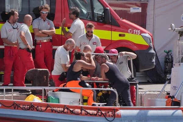 Drama en el Mar: Yate de Lujo Se Hundió Frente a Sicilia, Seis Desaparecidos Tras Violenta Tormenta Drama_en_el_Mar__Yate_de_Lujo_Se_Hundio__Frente_a_Sicilia__Seis_Desaparecidos_Tras_Violenta_Tormenta video poster