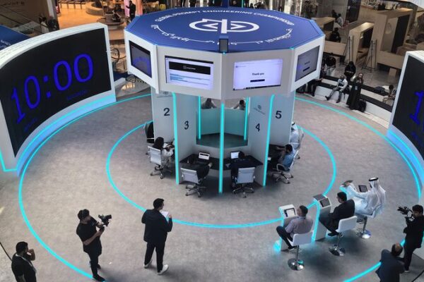 Dubai celebra competencia global de Prompt Engineering para entusiastas de la IA Dubai_celebra_competencia_global_de_Prompt_Engineering_para_entusiastas_de_la_IA video poster