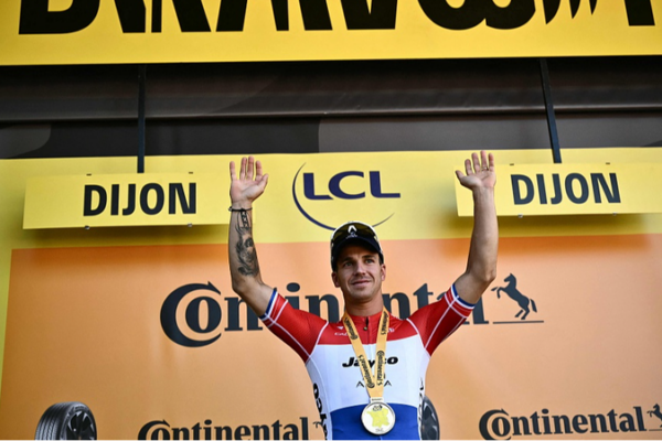Dylan_Groenewegen_gana_en_un_emocionante_sprint_en_la_etapa_seis_del_Tour_de_Francia______