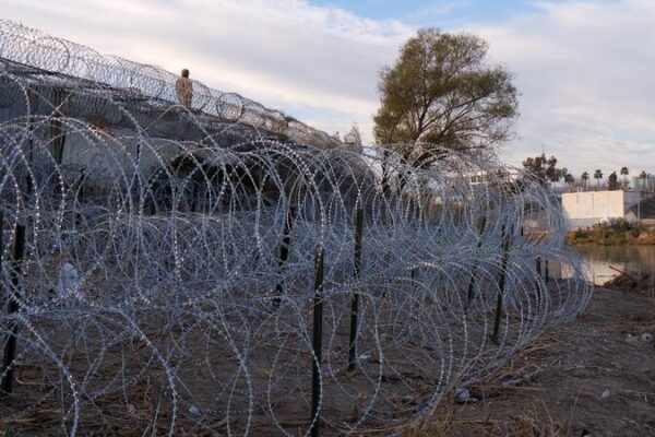 EE. UU. aumenta el despliegue de tropas en la frontera con México en medio de una ofensiva contra la inmigración EE__UU__aumenta_el_despliegue_de_tropas_en_la_frontera_con_Me_xico_en_medio_de_una_ofensiva_contra_la_inmigracio_n video poster