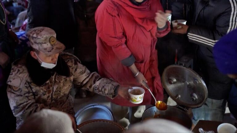 EPL y Policía Armada Brindan Ayuda a Residentes Afectados por el Terremoto en Xizang EPL_y_Polici_a_Armada_Brindan_Ayuda_a_Residentes_Afectados_por_el_Terremoto_en_Xizang video poster