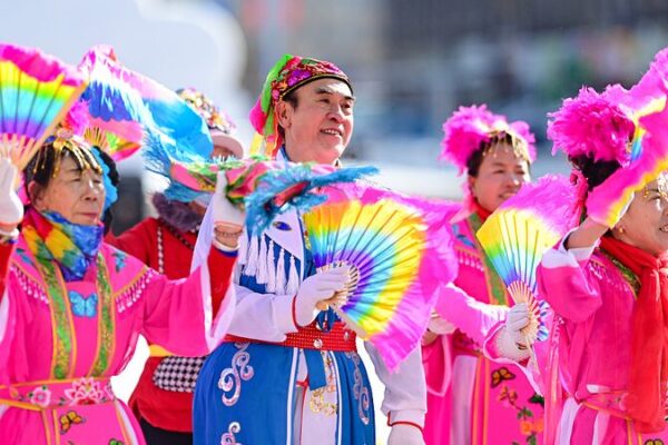 E_pica_batalla_de_danza_Yangge_ilumina_el_Festival_de_Primavera_de_Hulunbuir__