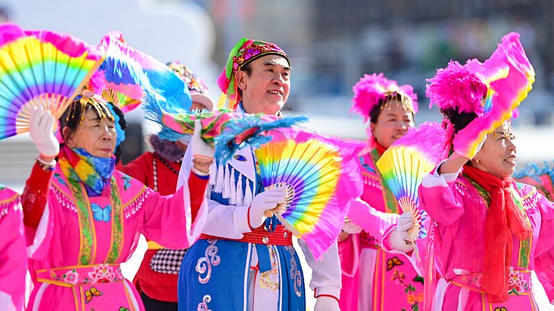 E_pica_batalla_de_danza_Yangge_ilumina_el_Festival_de_Primavera_de_Hulunbuir__