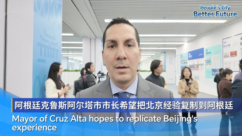 El_Alcalde_de_Cruz_Alta_inspirado_por_la_tecnologi_a_y_el_desarrollo_urbano_de_Peki_n video poster