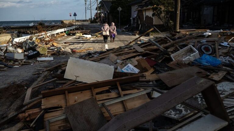 El Año Nuevo de Japón Sacudido: Terremoto Masivo Golpea Ishikawa, Rescates en Marcha El_An_o_Nuevo_de_Japo_n_Sacudido__Terremoto_Masivo_Golpea_Ishikawa__Rescates_en_Marcha video poster