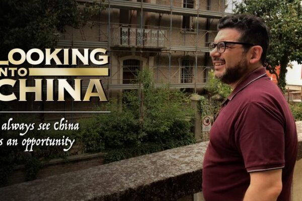 El Aventurero Italiano Alberto Rivola Abraza el Viaje Moderno de China El_Aventurero_Italiano_Alberto_Rivola_Abraza_el_Viaje_Moderno_de_China video poster
