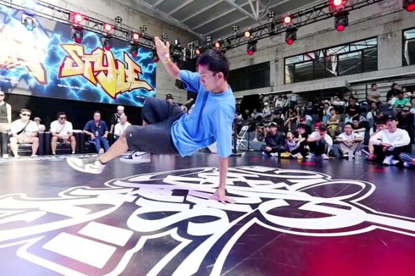 El_B_boy_chino_Bai_Lu_enciende_la_pasio_n_por_el_breakdance_entre_los_jo_venes video poster