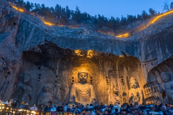 El_Buda_Lushena_brilla_en_An_o_Nuevo_en_las_Grutas_de_Longmen__