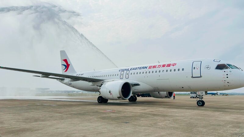 El_C919_de_China_se_eleva_con_su_primer_vuelo_comercial_internacional_a_Hong_Kong___