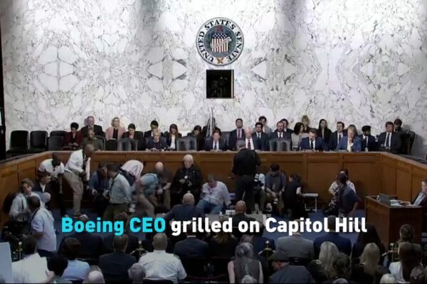 El CEO de Boeing enfrenta interrogatorio en el Capitolio sobre la seguridad de las aeronaves 🌐✈️ El_CEO_de_Boeing_enfrenta_interrogatorio_en_el_Capitolio_sobre_la_seguridad_de_las_aeronaves____ video poster