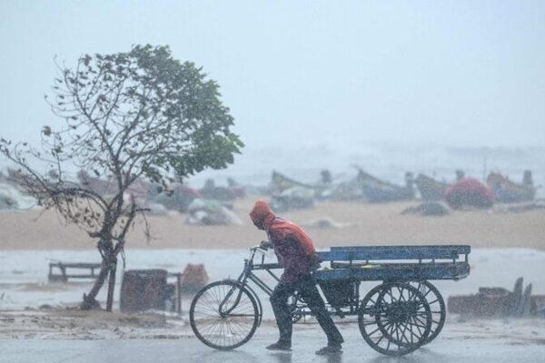 El Ciclón Fengal golpea India: Tres muertos y lluvias torrenciales 🌧️ El_Ciclo_n_Fengal_golpea_India__Tres_muertos_y_lluvias_torrenciales___