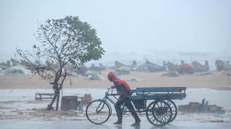 El_Ciclo_n_Fengal_golpea_India__Tres_muertos_y_lluvias_torrenciales___