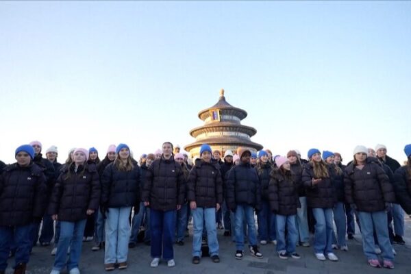 El Coro Infantil de Utah Encanta a Pekín Cantando Canciones Chinas en el Templo del Cielo El_Coro_Infantil_de_Utah_Encanta_a_Peki_n_Cantando_Canciones_Chinas_en_el_Templo_del_Cielo video poster