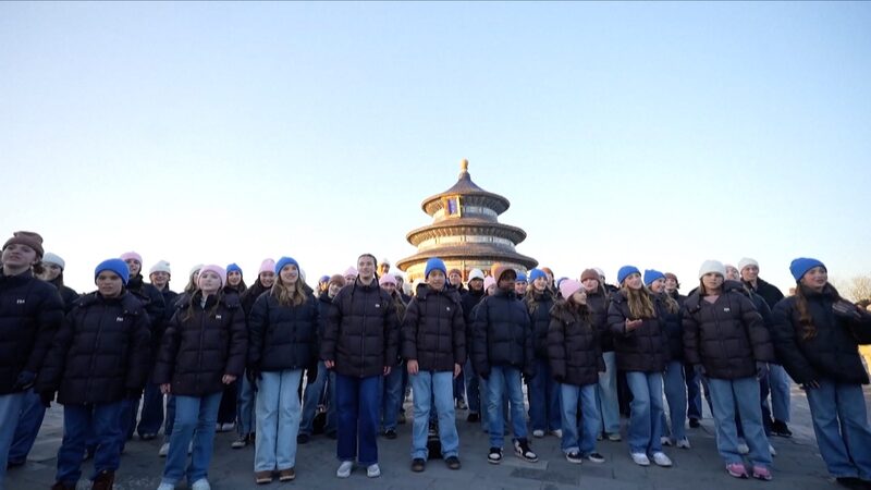 El_Coro_Infantil_de_Utah_Encanta_a_Peki_n_Cantando_Canciones_Chinas_en_el_Templo_del_Cielo video poster