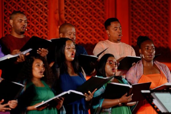 El_Coro_de_la_O_pera_de_Ciudad_del_Cabo_Lleva_Ritmos_Sudafricanos_al_Histo_rico_Escenario_de_Peki_n__ video poster