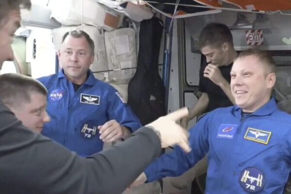 ___El_Dragon_de_SpaceX_llega_al_rescate_de_astronautas_varados_en_la_ISS_