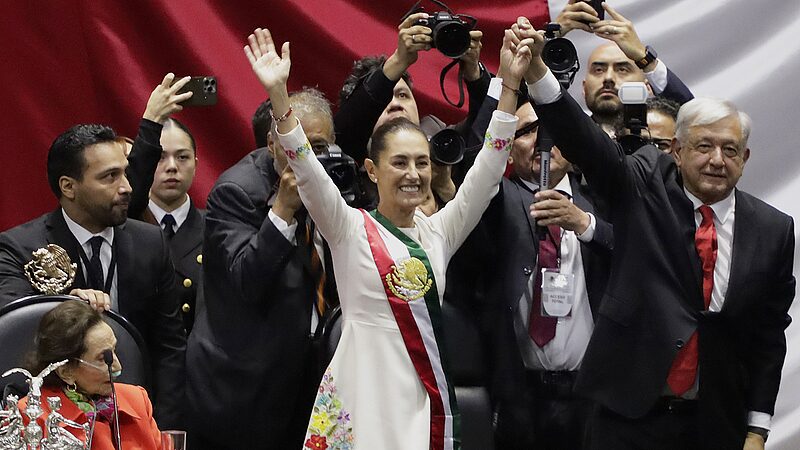 El_Enviado_de_Xi_Celebra_con_la_Primera_Presidenta_de_Me_xico__