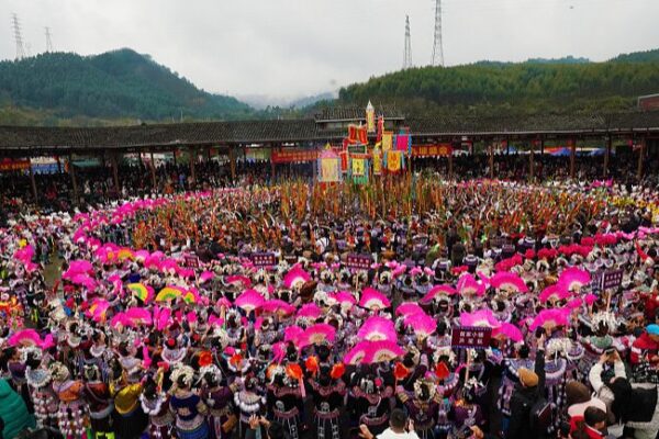 ¡El Festival Miao ‘Pohui’ cobra vida con ritmos de Lusheng en Guangxi! 🎶 _El_Festival_Miao__Pohui__cobra_vida_con_ritmos_de_Lusheng_en_Guangxi___