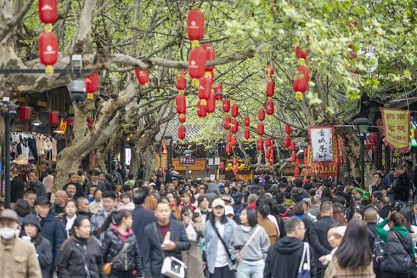 El Festival Qingming de China Ve un Auge de Viajes Mientras la Tradición se Encuentra con la Aventura 🌸 El_Festival_Qingming_de_China_Ve_un_Auge_de_Viajes_Mientras_la_Tradicio_n_se_Encuentra_con_la_Aventura__