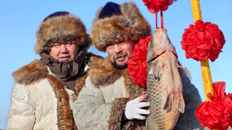 El_Festival_de_Pesca_Invernal_comienza_en_el_Lago_Ulungur_cubierto_de_nieve_en_Xinjiang