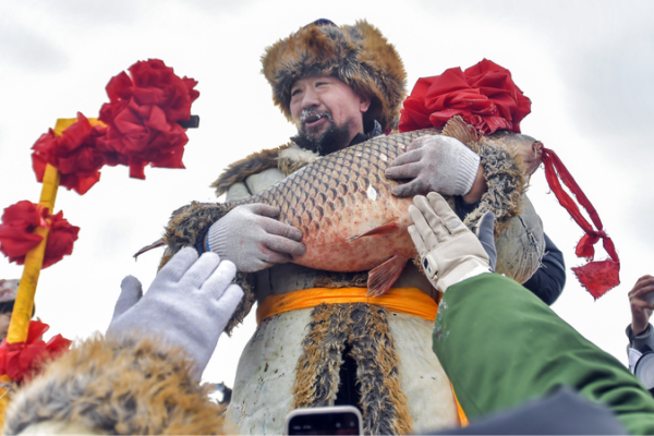 El_Festival_de_Pesca_Invernal_de_Xinjiang_Comienza_en_los_Lagos_Nevados_de_Altay