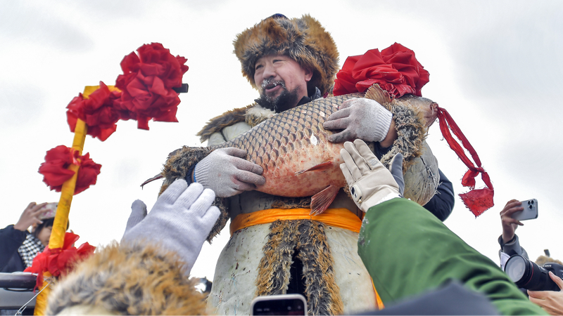 El_Festival_de_Pesca_Invernal_de_Xinjiang_Comienza_en_los_Lagos_Nevados_de_Altay