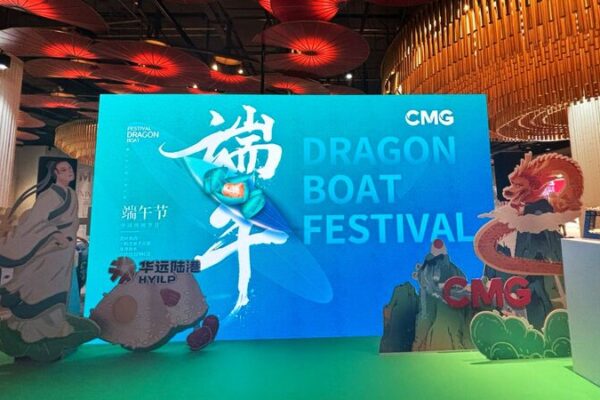 ¡El Festival del Bote del Dragón ilumina el Dubai Mall! 🎉🐉 _El_Festival_del_Bote_del_Drago_n_ilumina_el_Dubai_Mall____ video poster