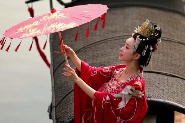 El Hanfu: La moda ancestral que conquista a la juventud china 👘 El_Hanfu__La_moda_ancestral_que_conquista_a_la_juventud_china__ video poster