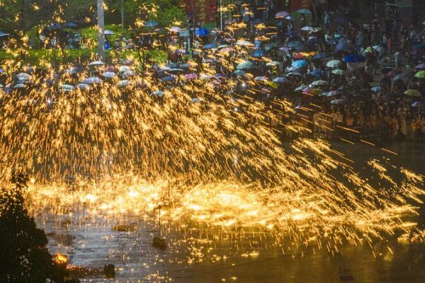 El Hierro Fundido Ilumina Wuzhou: Un Espectáculo Ardiente Enciende la Noche El_Hierro_Fundido_Ilumina_Wuzhou__Un_Especta_culo_Ardiente_Enciende_la_Noche