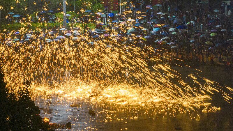 El_Hierro_Fundido_Ilumina_Wuzhou__Un_Especta_culo_Ardiente_Enciende_la_Noche