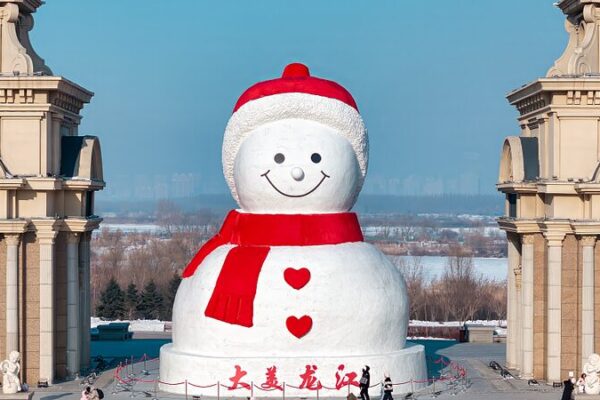 El Hombre de Nieve Gigante Ilumina la Ciudad de Harbin en un Espectáculo Invernal Anual El_Hombre_de_Nieve_Gigante_Ilumina_la_Ciudad_de_Harbin_en_un_Especta_culo_Invernal_Anual video poster