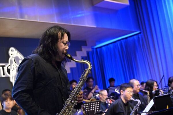 El Jazz Veraniego de Pekín Emociona: ¡La Orquesta de Jazz DeFactto de Li Gaoyang Sacude el Distrito de Arte 798! El_Jazz_Veraniego_de_Peki_n_Emociona___La_Orquesta_de_Jazz_DeFactto_de_Li_Gaoyang_Sacude_el_Distrito_de_Arte_798_