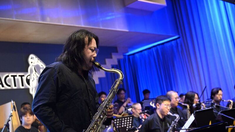 El_Jazz_Veraniego_de_Peki_n_Emociona___La_Orquesta_de_Jazz_DeFactto_de_Li_Gaoyang_Sacude_el_Distrito_de_Arte_798_