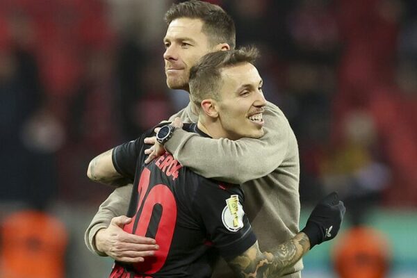 El Leverkusen de Xabi Alonso: Revolucionando los Laterales y Persiguiendo la Historia El_Leverkusen_de_Xabi_Alonso__Revolucionando_los_Laterales_y_Persiguiendo_la_Historia